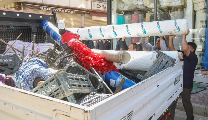 Zabıta ekipleri kaldırımlara bırakılan ürünleri topladı