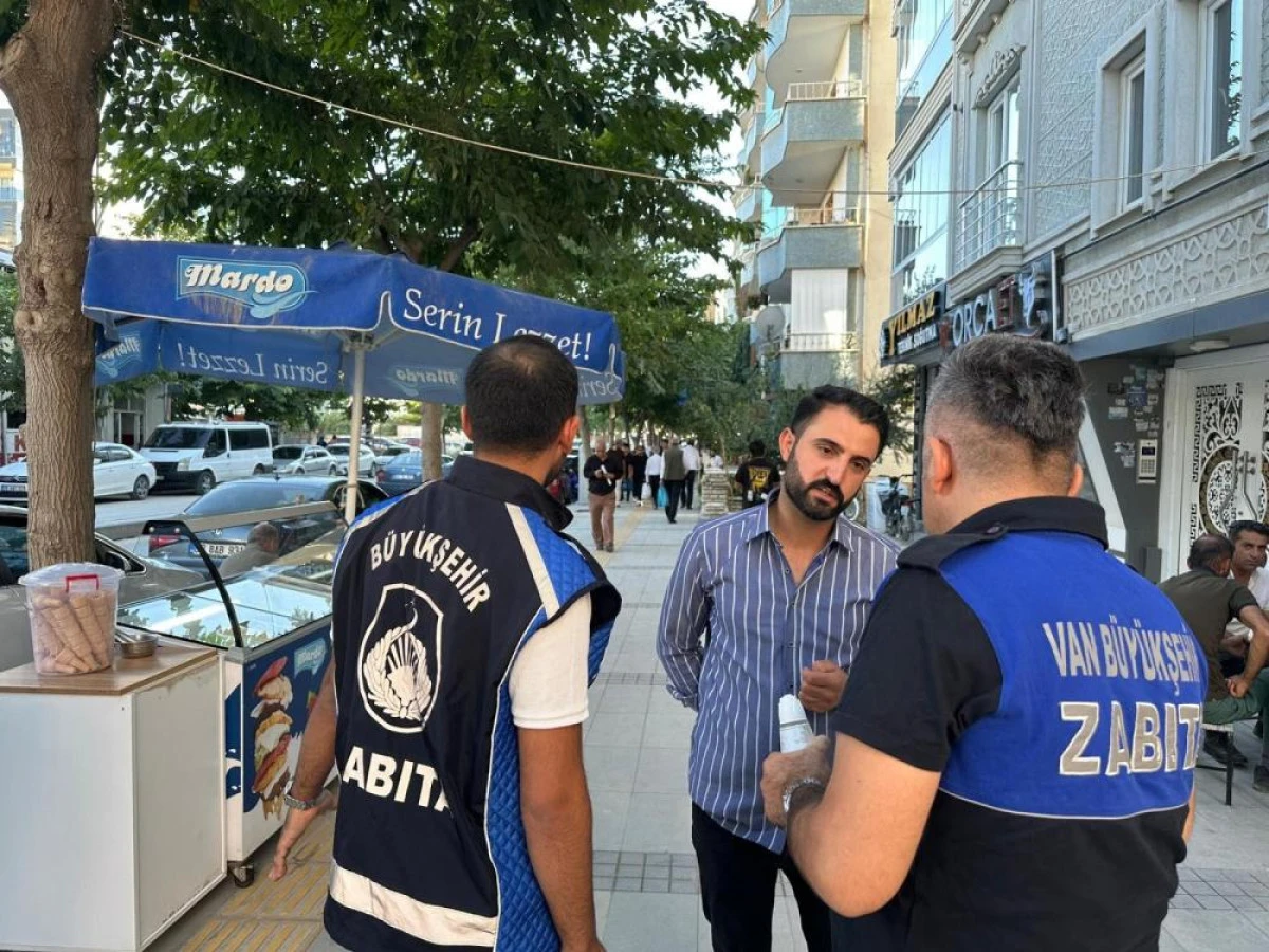 Zabıtadan lokum ve kolonyalı kaldırım işgali uyarısı