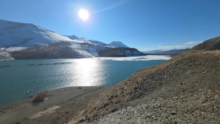 Zernek Barajı'nın buzları &ccedil;&ouml;z&uuml;lmeye başladı