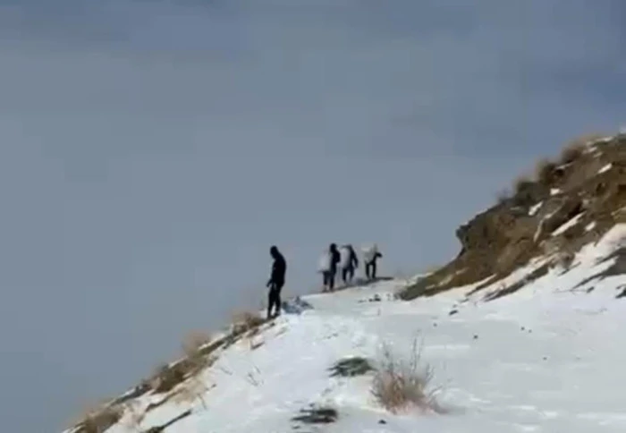 Zirveye şefkat tırmanışı: Y&uuml;ksekova'da dağ ke&ccedil;ileri i&ccedil;in metrelerce karı aştılar