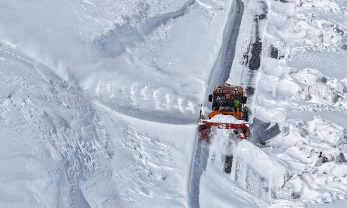 Zorlu coğrafyada yoğun mesai: Sınırdaki karakollar ve yerleşim yerleşim yerlerine ulaşım sağlanıyor